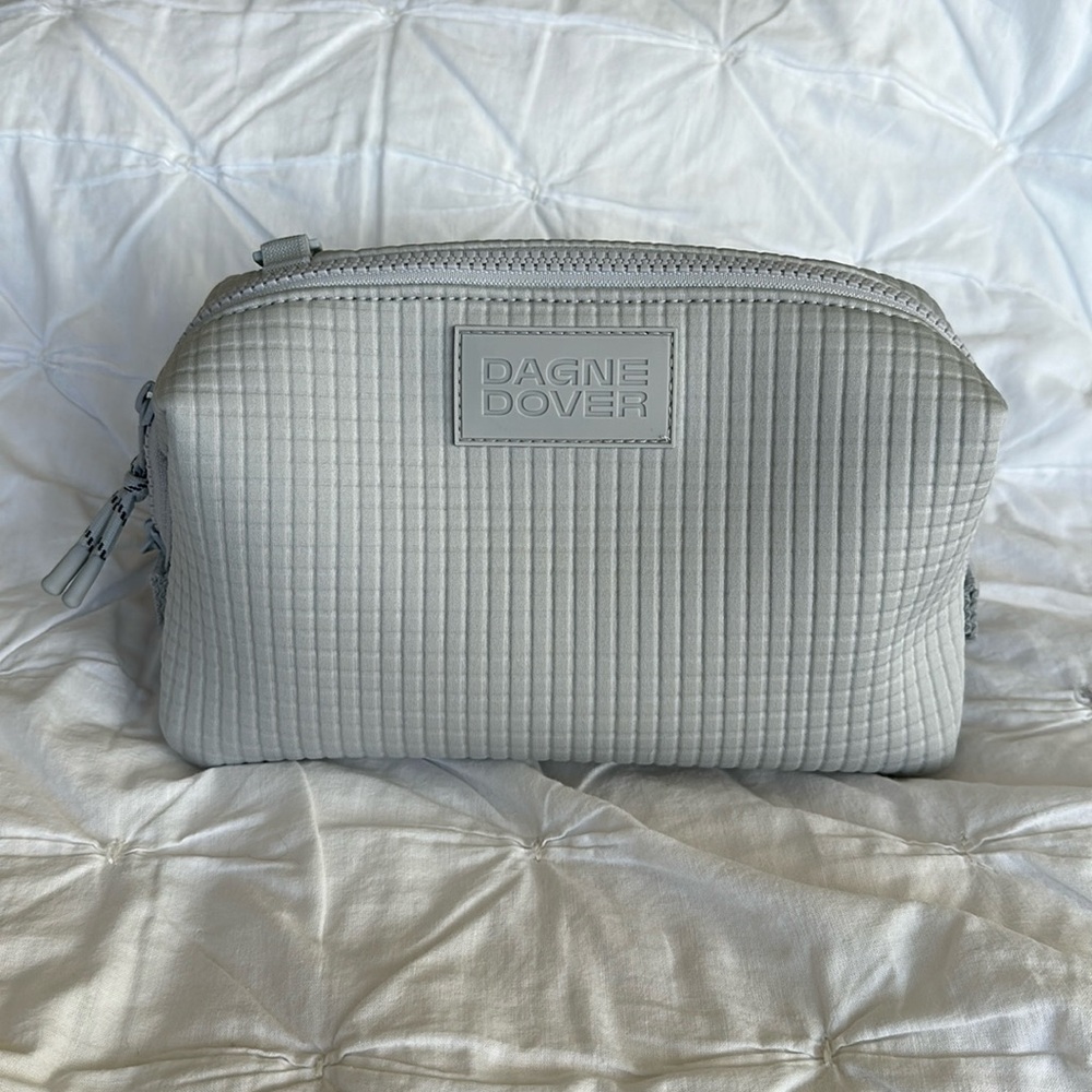 Dagne Dover Large Hunter Toiletry Bag limited edition
Waffle Fog